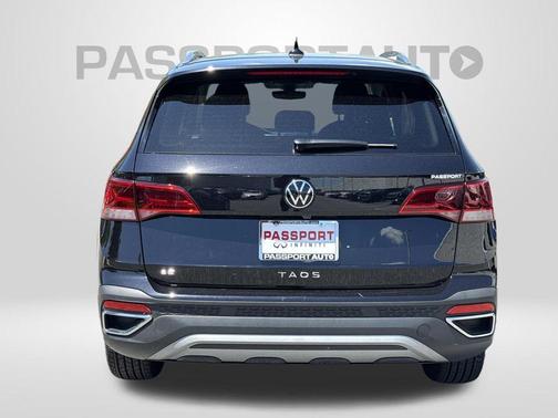 Deep Black Pearl 2024 Volkswagen Taos 1.5T SE