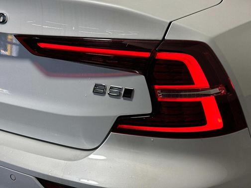 2024 Volvo S60 B5 Core Dark Theme