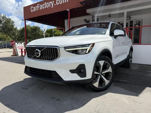 Crystal White M 2024 Volvo XC40 B5 Plus Bright Theme