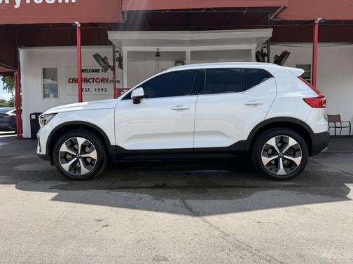 Crystal White M 2024 Volvo XC40 B5 Plus Bright Theme