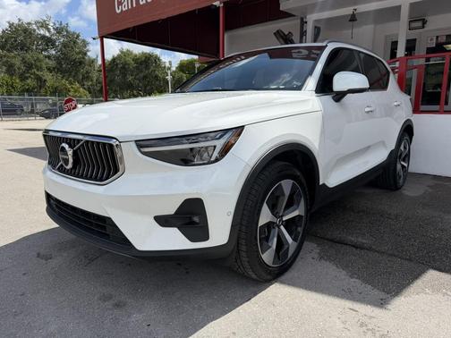 Crystal White M 2024 Volvo XC40 B5 Plus Bright Theme