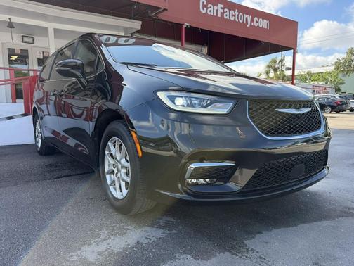 Brilliant Black Crystal Pearlcoat 2024 Chrysler Pacifica Touring L