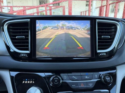 Brilliant Black Crystal Pearlcoat 2024 Chrysler Pacifica Touring L