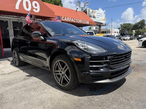 Jet Black Metal 2020 Porsche Macan Macan