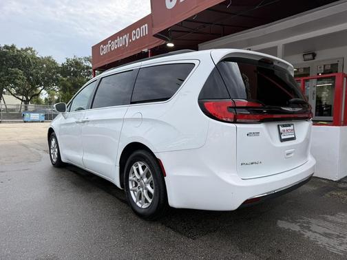 Bright White Clearcoat 2022 Chrysler Pacifica Touring L