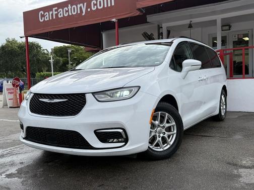 Bright White Clearcoat 2022 Chrysler Pacifica Touring L