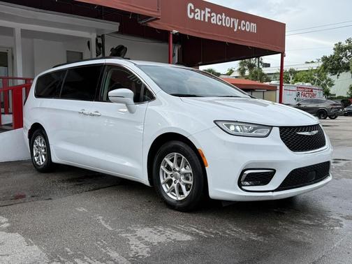 Bright White Clearcoat 2022 Chrysler Pacifica Touring L