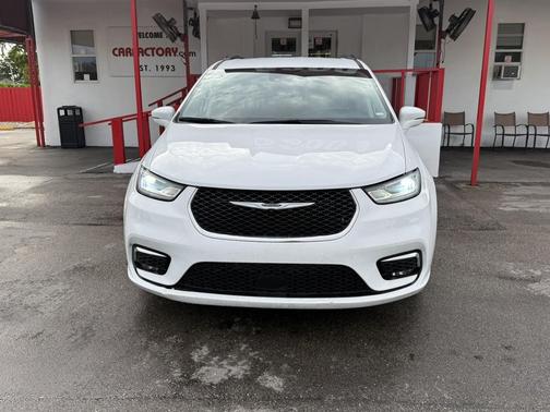 Bright White Clearcoat 2022 Chrysler Pacifica Touring L