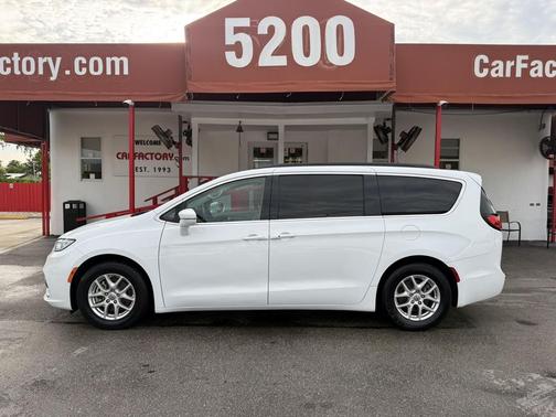 Bright White Clearcoat 2022 Chrysler Pacifica Touring L