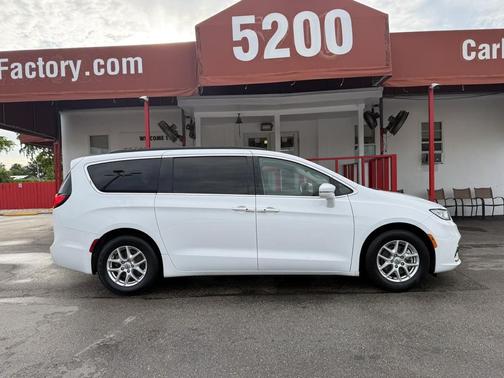 Bright White Clearcoat 2022 Chrysler Pacifica Touring L