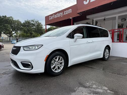 Bright White Clearcoat 2022 Chrysler Pacifica Touring L