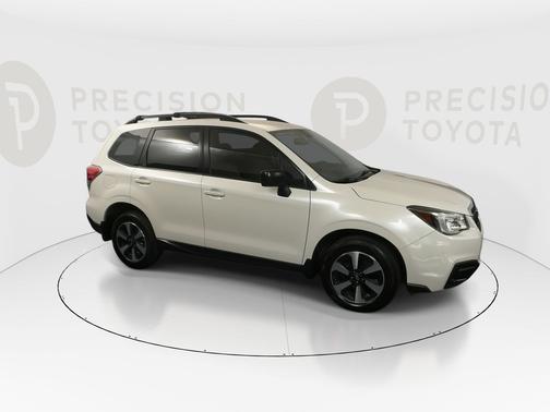 Crystal White Pearl 2017 Subaru Forester 2.5i