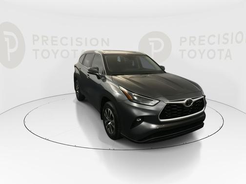 Magnetic Gray Metallic 2024 Toyota Highlander XLE