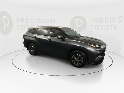 Magnetic Gray Metallic 2024 Toyota Highlander XLE