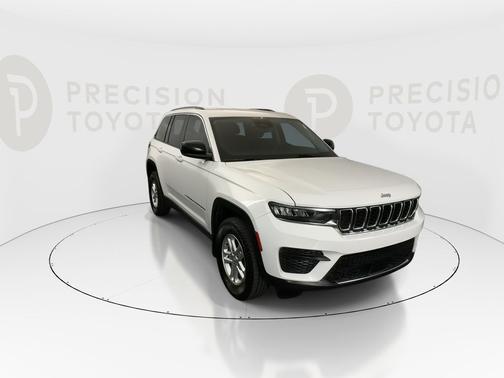 Bright White Clearcoat 2023 Jeep Grand Cherokee Laredo
