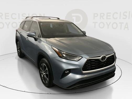 Moon Dust 2023 Toyota Highlander XLE