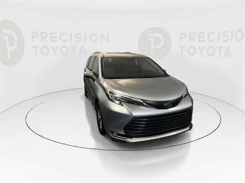 Celestial Silver Metallic 2021 Toyota Sienna XLE