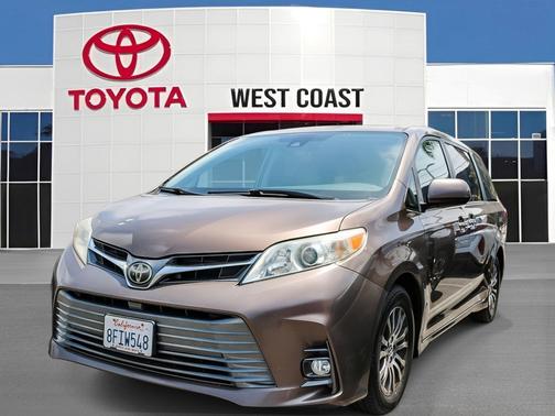 Toasted Walnut Pearl 2018 Toyota Sienna XLE