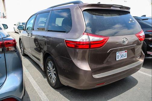 Toasted Walnut Pearl 2018 Toyota Sienna XLE
