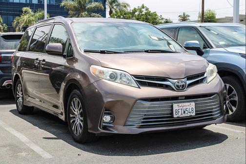 Toasted Walnut Pearl 2018 Toyota Sienna XLE
