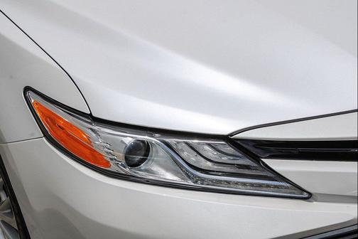 Wind Chill Pearl 2019 Toyota Camry XLE