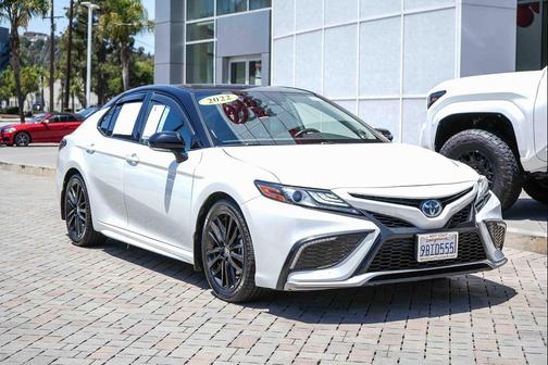 Wind Chill Pearl/Midnight Black Metallic 2022 Toyota Camry XSE