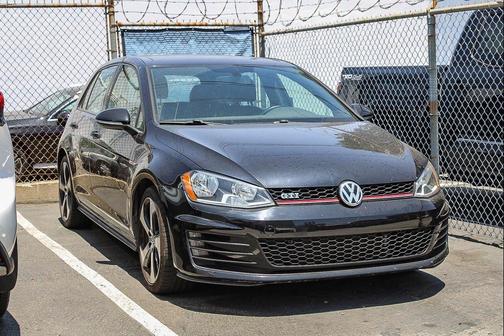 Deep Black 2016 Volkswagen Golf GTI 2.0T SE 4-Door