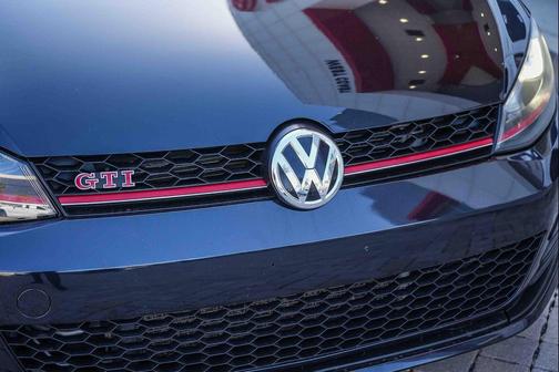 Deep Black Pearl 2017 Volkswagen Golf GTI 2.0T Autobahn 4-Door