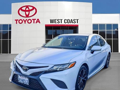 Super White 2019 Toyota Camry SE