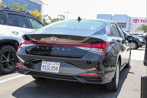Onyx Black 2023 Hyundai ELANTRA SE