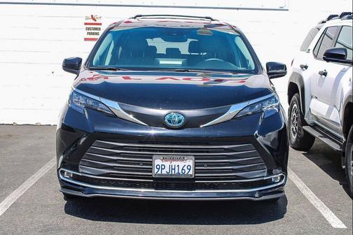 Midnight Black Metallic 2024 Toyota Sienna XLE