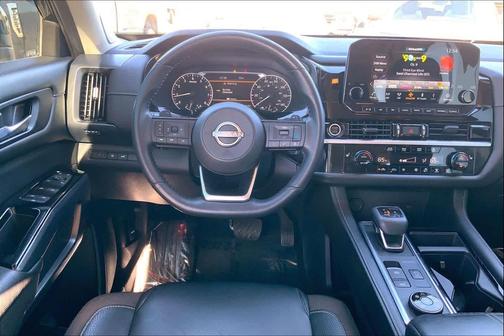 2023 Nissan Pathfinder SL 4WD
