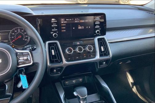 Everlasting Silver 2022 Kia Sorento LX