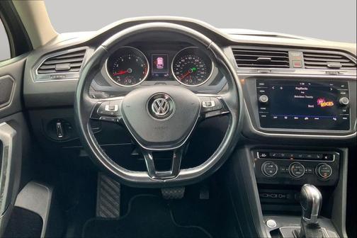 Deep Black Pearl 2019 Volkswagen Tiguan 2.0T SE