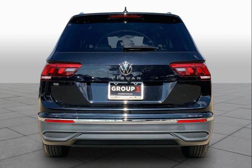 Deep Black Pearl 2023 Volkswagen Tiguan 2.0T SE
