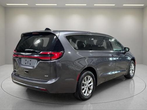 2023 Chrysler Pacifica Touring-L