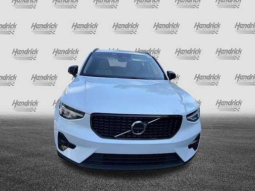 Crystal White Pearl 2025 Volvo XC40 Plus Dark Theme