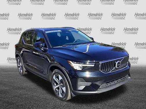 2025 Volvo XC40 Core