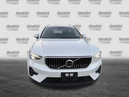 2025 Volvo XC40 Core