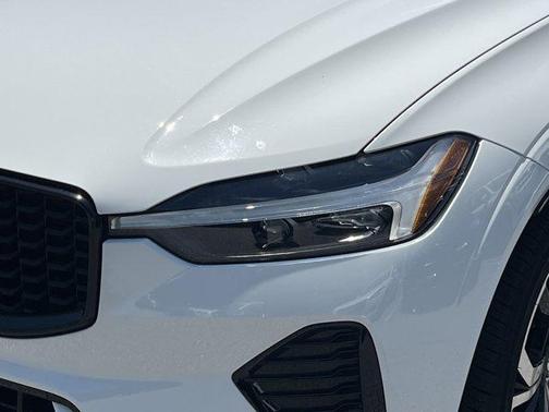2022 Volvo XC60 B6 R-Design