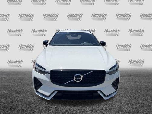 2022 Volvo XC60 B6 R-Design