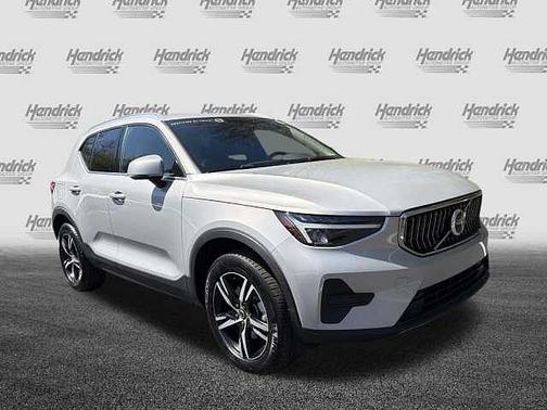 Silver Dawn 2025 Volvo XC40 Core