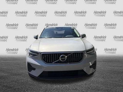 Silver Dawn 2025 Volvo XC40 Core