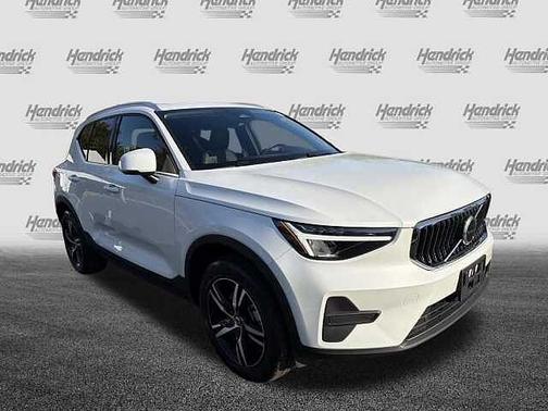 2025 Volvo XC40 Core
