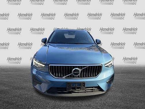 2025 Volvo XC40 Core