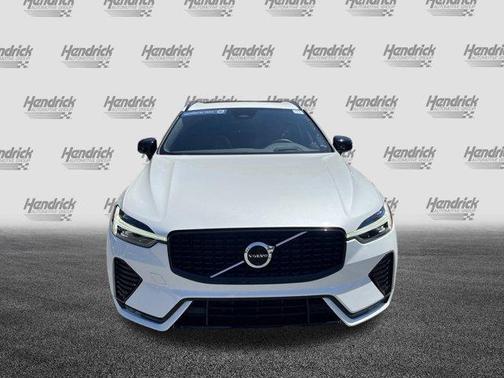 2022 Volvo XC60 B5 R-Design