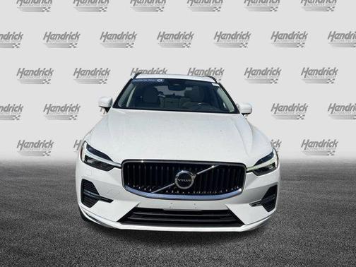 2022 Volvo XC60 B5 Momentum