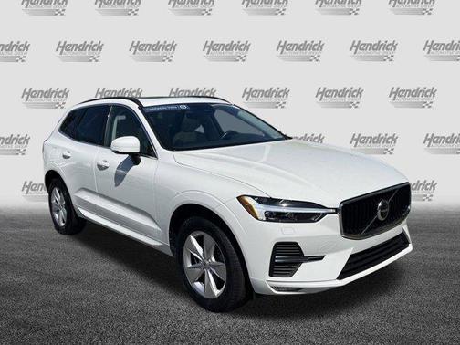 2022 Volvo XC60 B5 Momentum