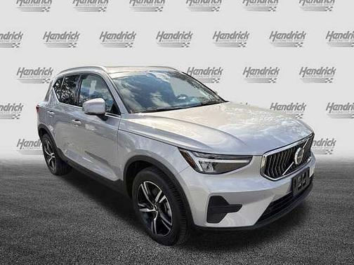 2025 Volvo XC40 Core