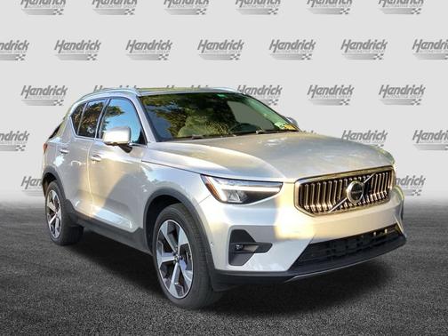 2023 Volvo XC40 Plus Bright Theme